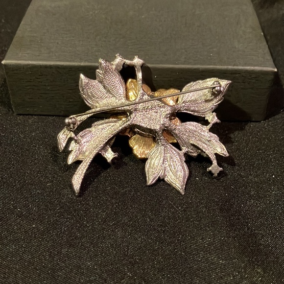 Flower Pins - 2 pins - Picture 5 of 6